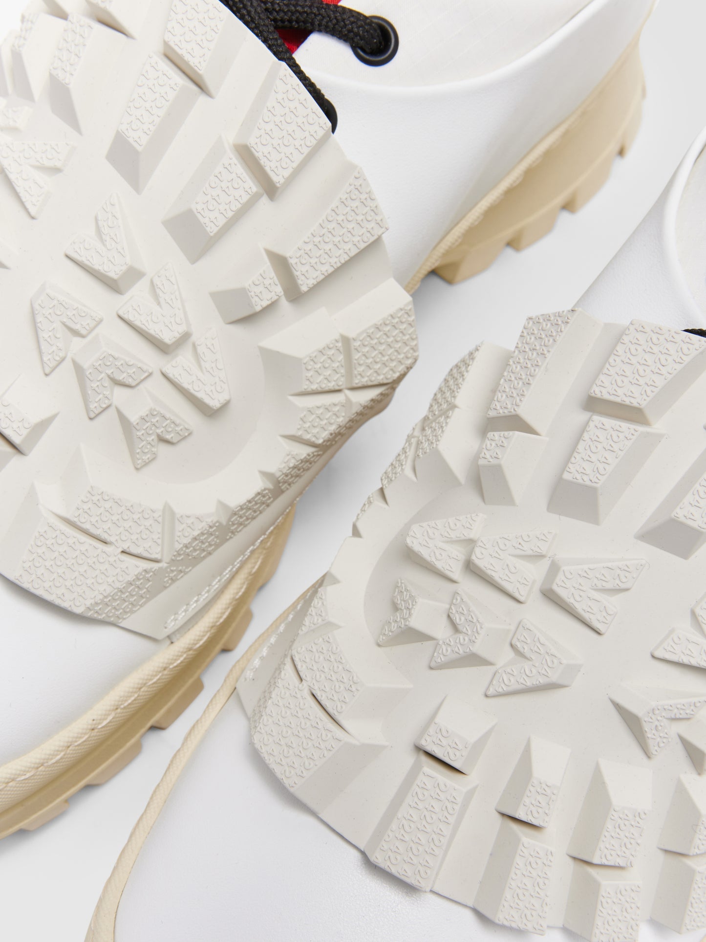 WHITE RIDGED-TEXTURE DETAIL SNEAKER