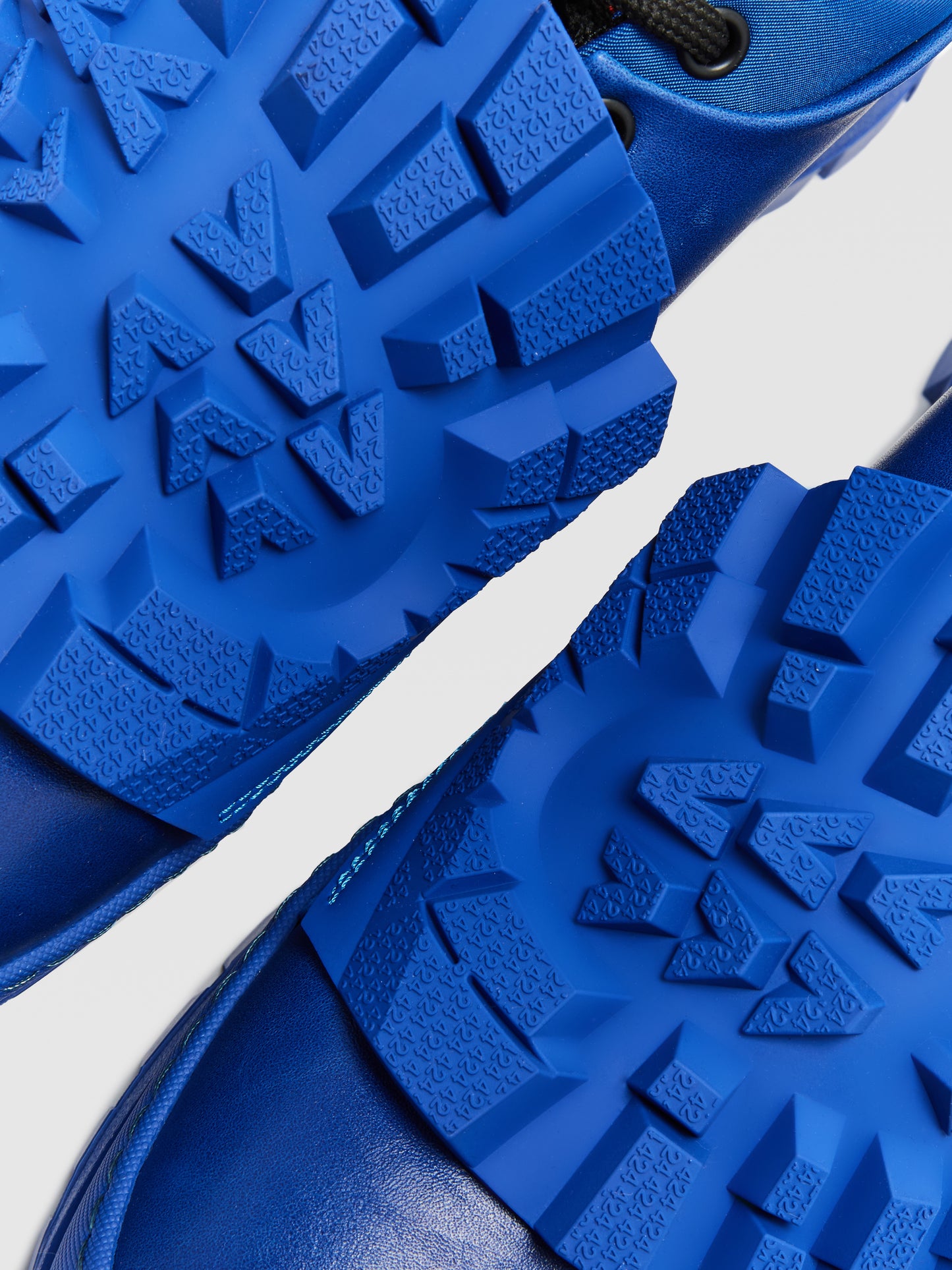 BLUE RIDGED-TEXTURE DETAIL SNEAKER