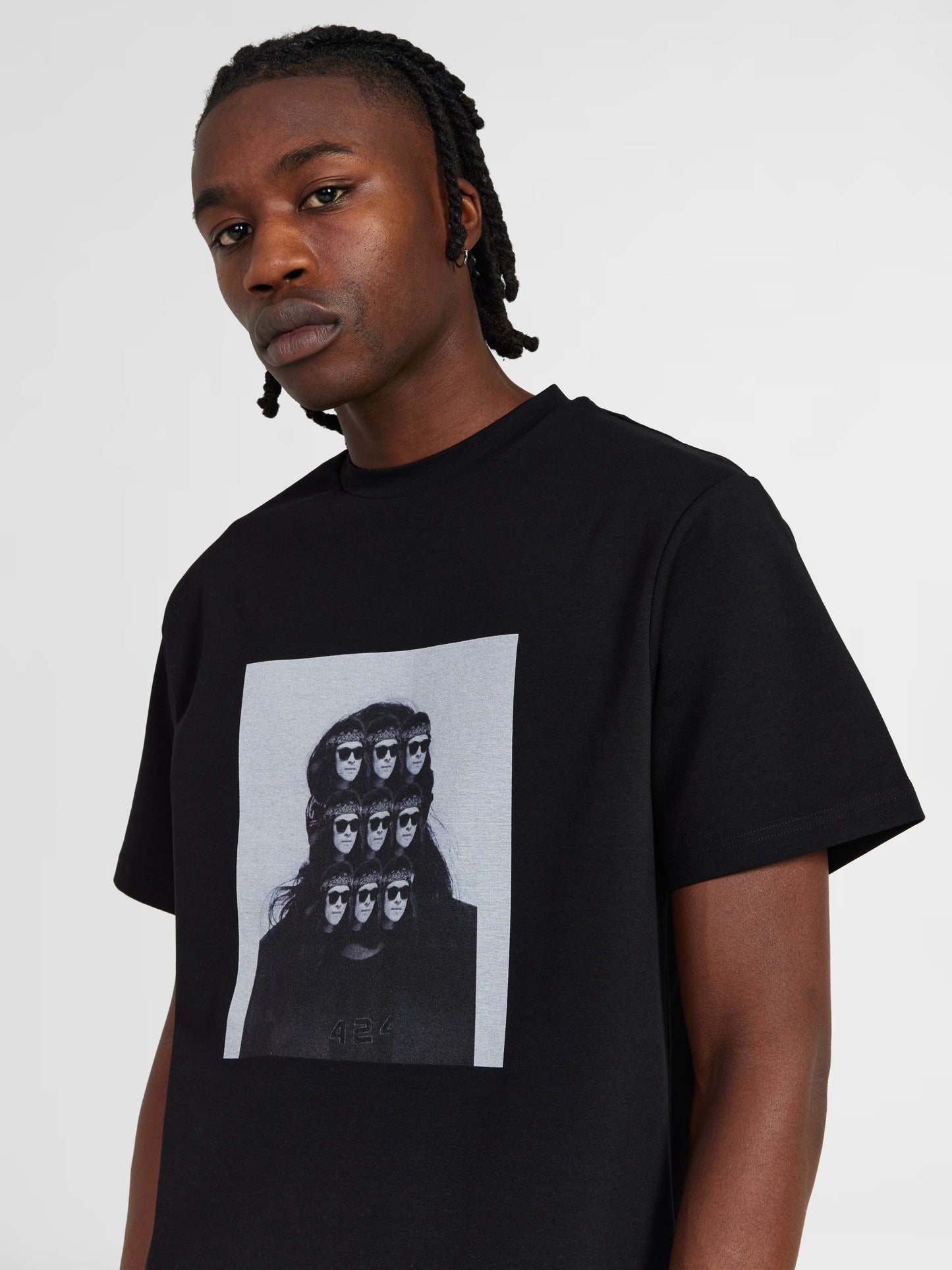 BLACK GRAPHIC TEE