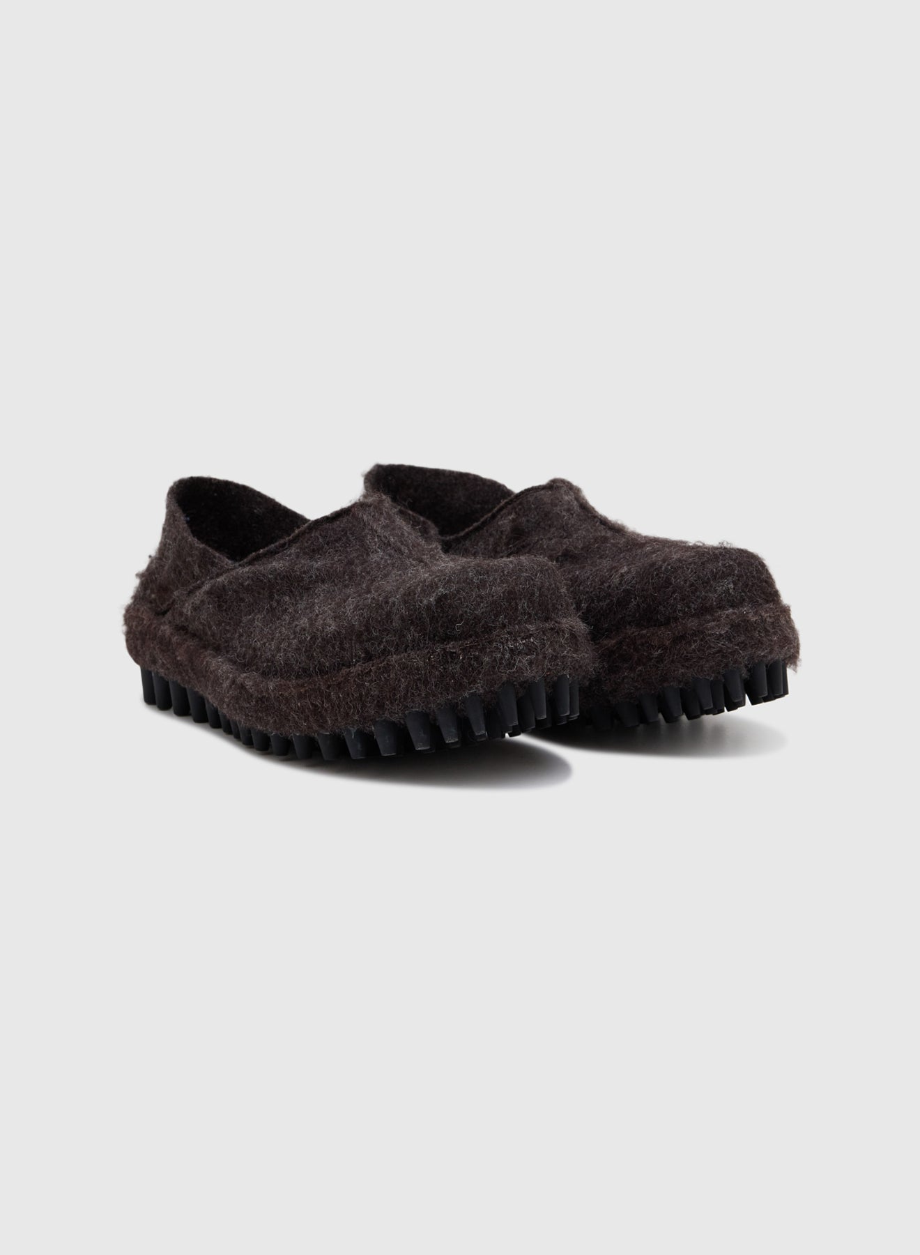 MINOR SLIP ON FELT IN CHOCOLATE