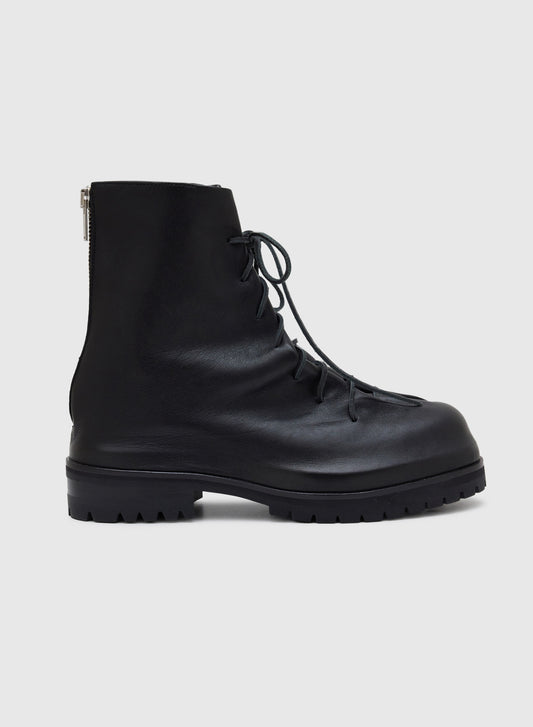 LACED UP MARATHON BOOTS WASHED IN BLACK