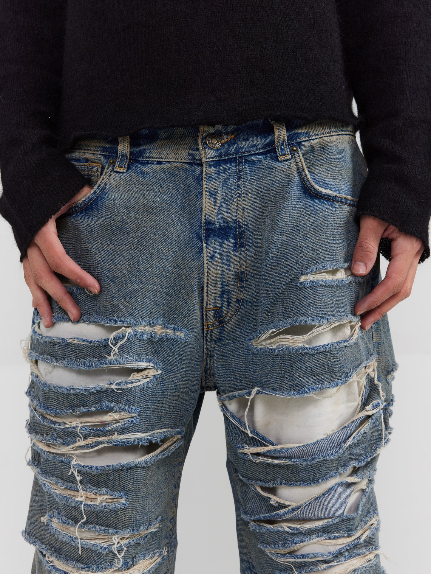 DISTRESSED BAGGY PANTS