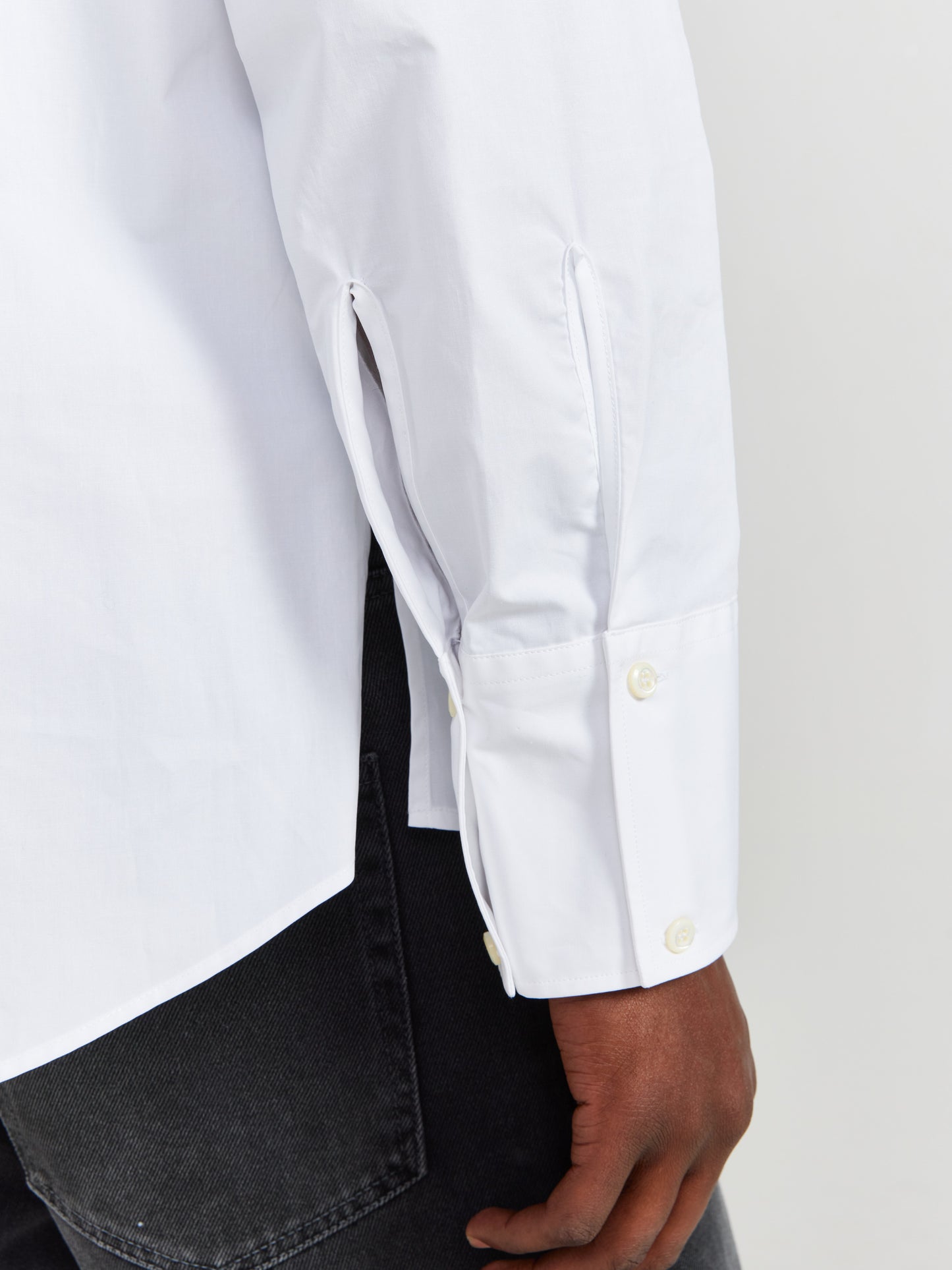WHITE BUTTON UP