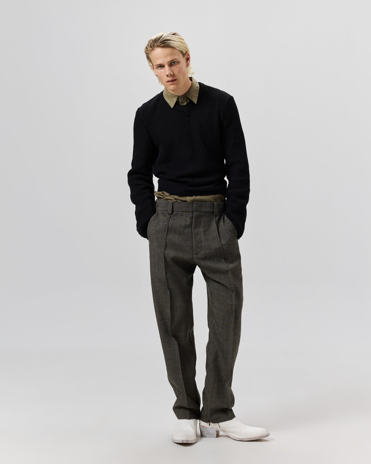 V NECK SWEATER - BLACK