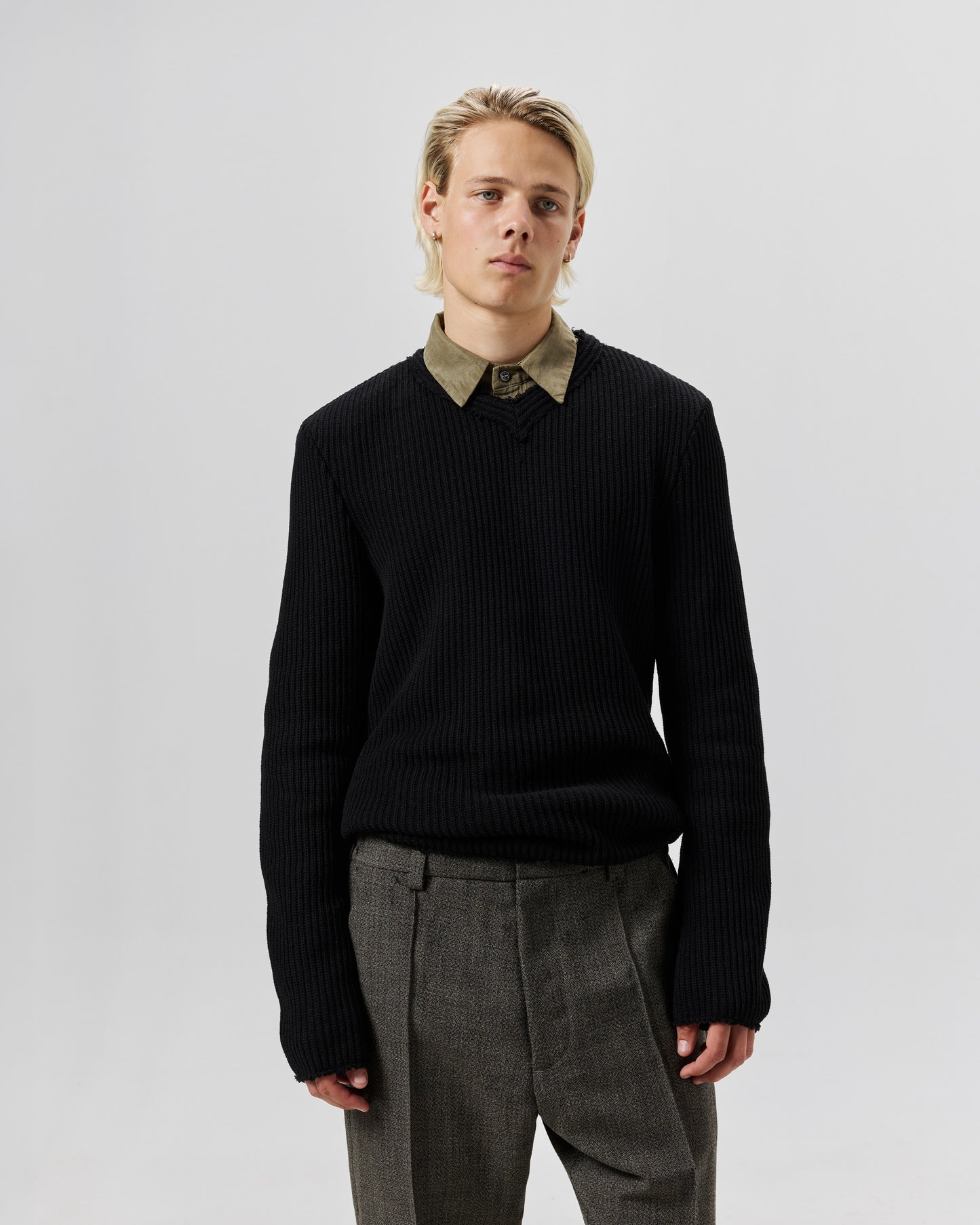 V NECK SWEATER - BLACK