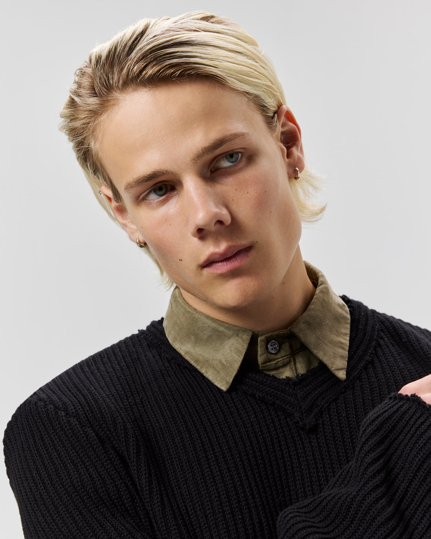 V NECK SWEATER - BLACK