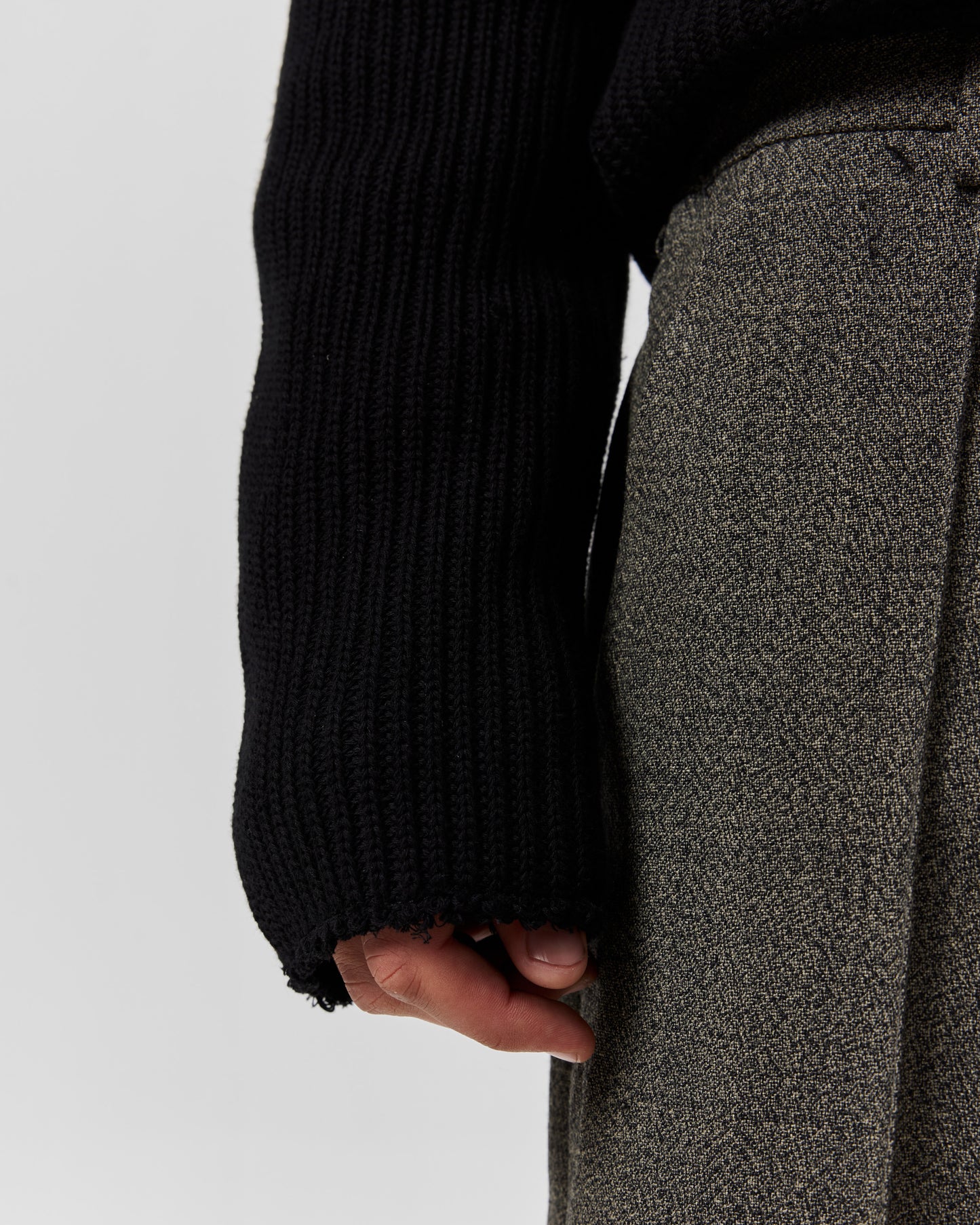 V NECK SWEATER - BLACK