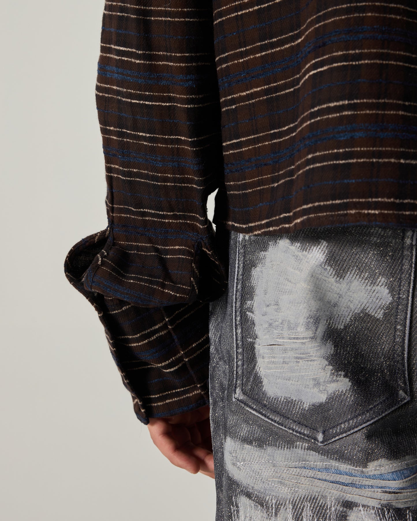 CROPPED SHIRT WITH SHOULDER PAD IN BROWN